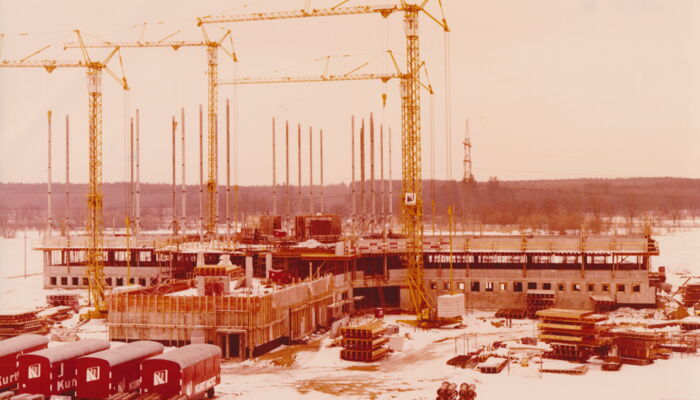 Construction of administration building 1981